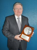 Ross McCann receives<br> the Chemeca Medal.
